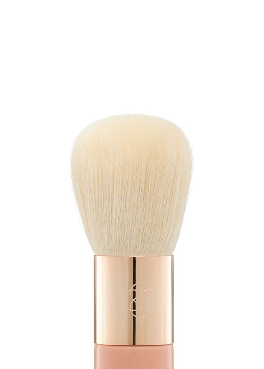 Zbliżenie na pędzel Kabuki Annabelle Minerals z gęstym syntetycznym włosiem