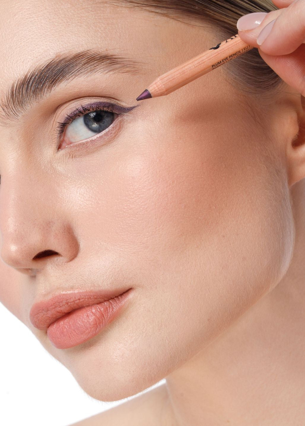 Kobieta z makijażem oka wykonanym śliwkową kredką Plum Annabelle Minerals