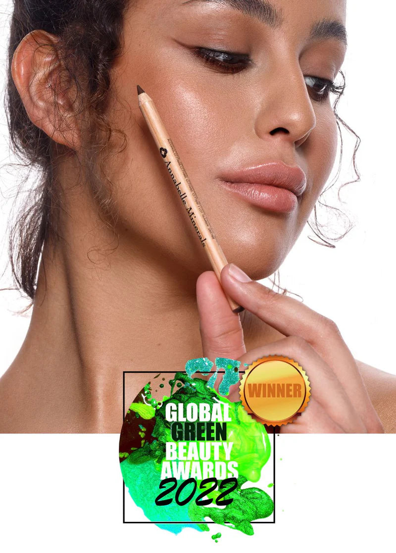 Kobieta nakłada kredkę do oczu, promując naturalny makijaż i naturalne kosmetyki z nagrodą Global Green Beauty Awards 2022