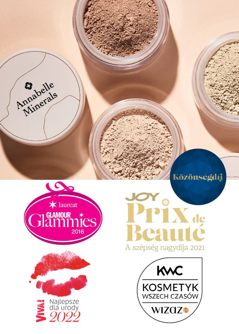 Minerały kosmetyczne Annabelle Minerals z nagrodami na jasnym tle