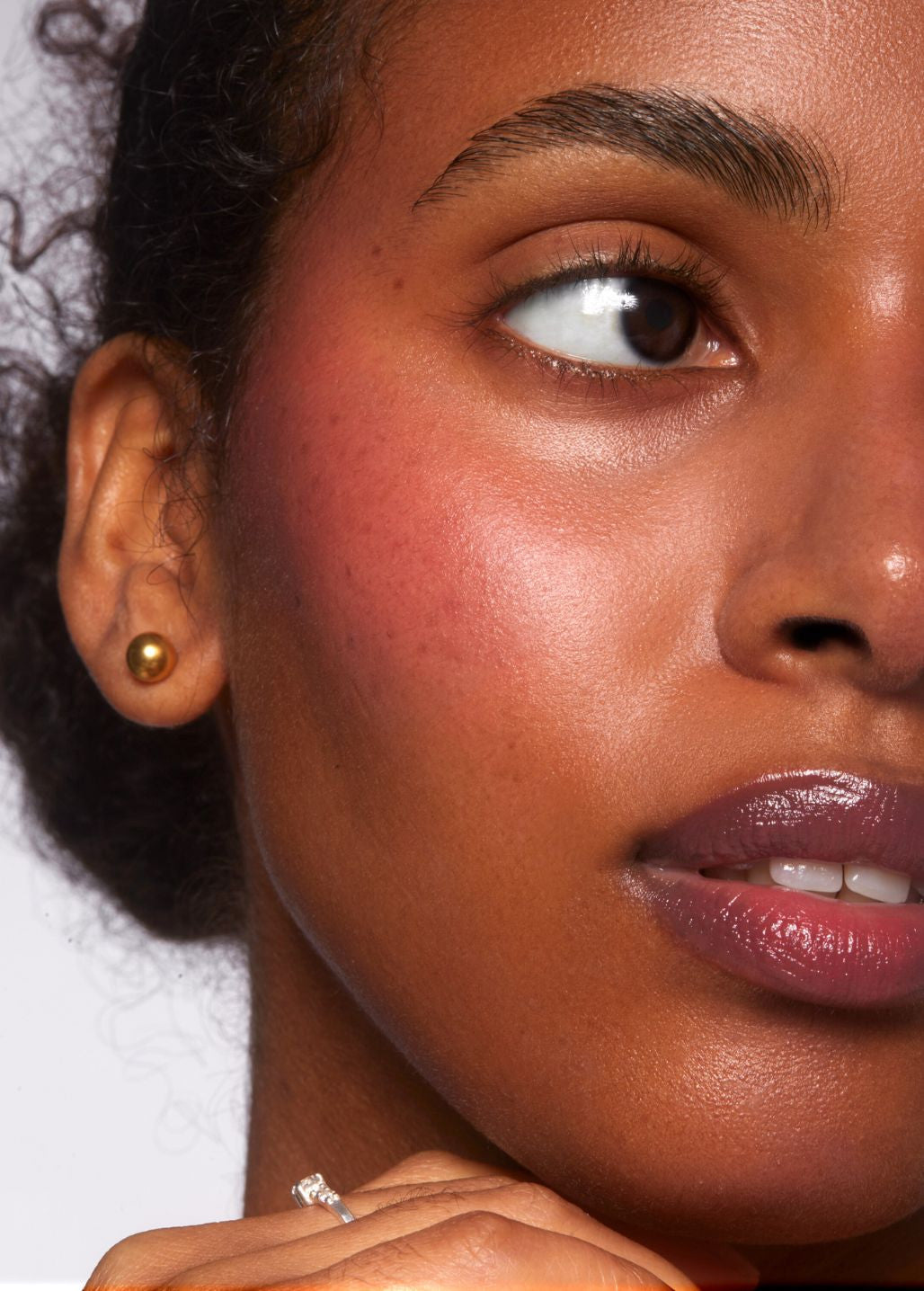 Efekt różu Blush Balm Annabelle Minerals w odcieniu Re Velvet na policzkach 
