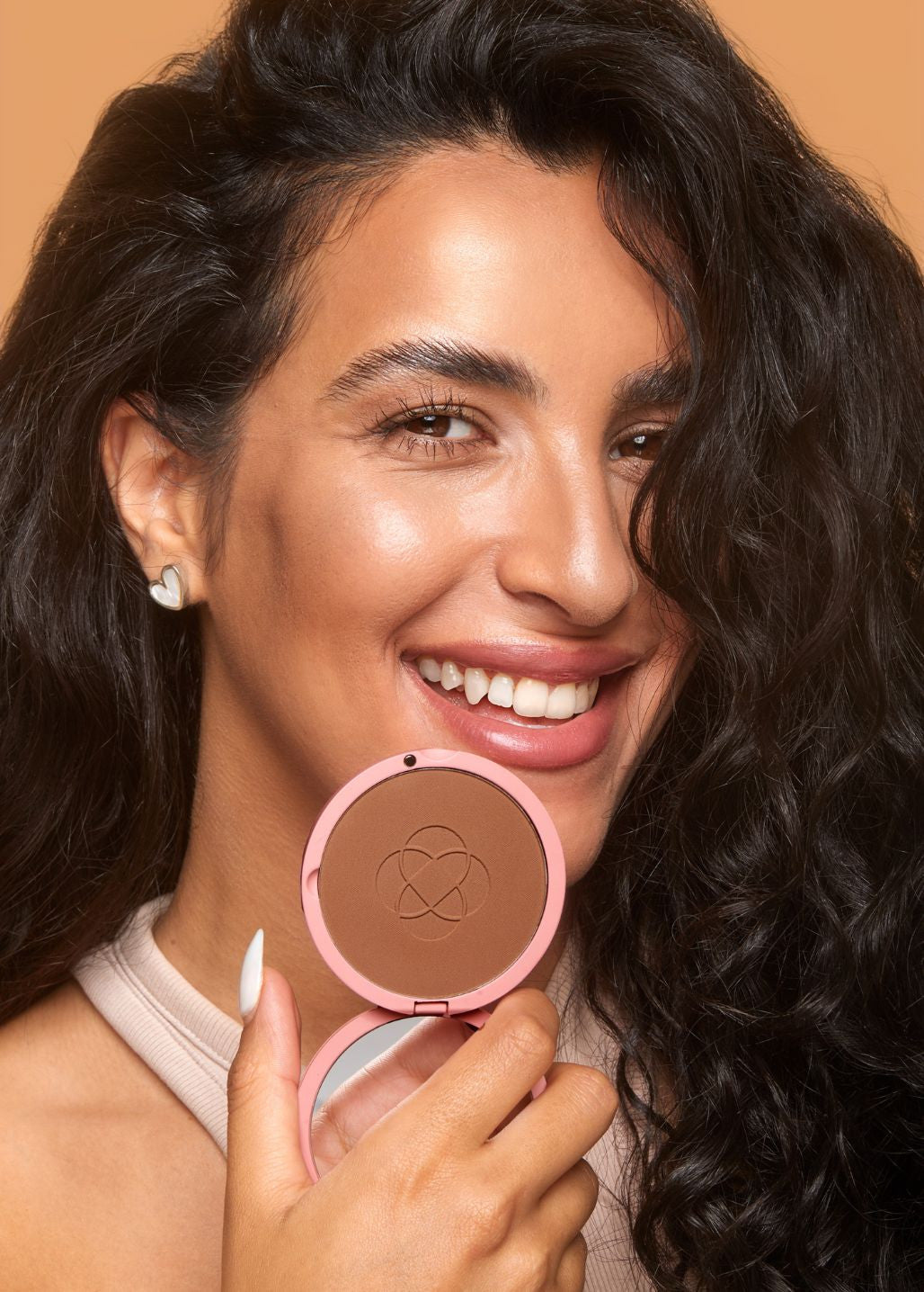 Bronzer mineralny Mocha Annabelle Minerals na skórze modelki