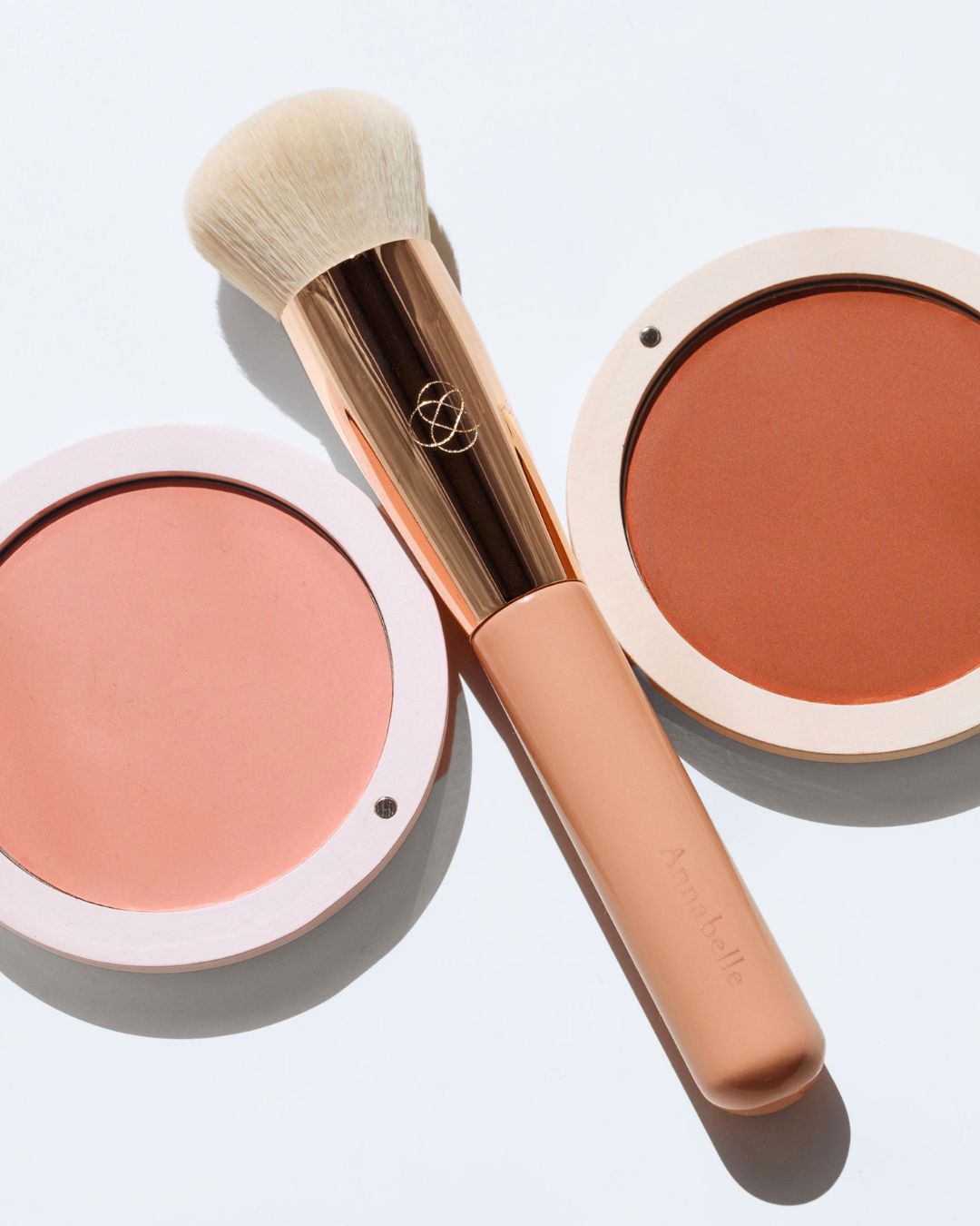 Pędzel Annabelle Minerals z kremowymi kosmetykami do makijażu