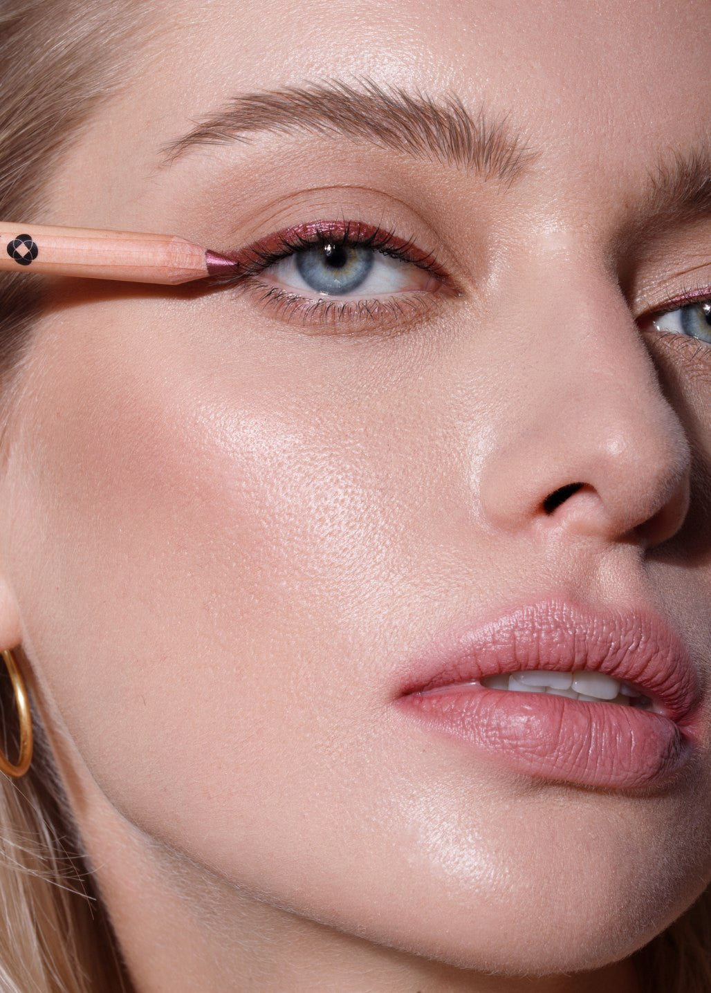 Kobieta z czerwoną kreską na powiece wykonaną kredką Cherry Annabelle Minerals