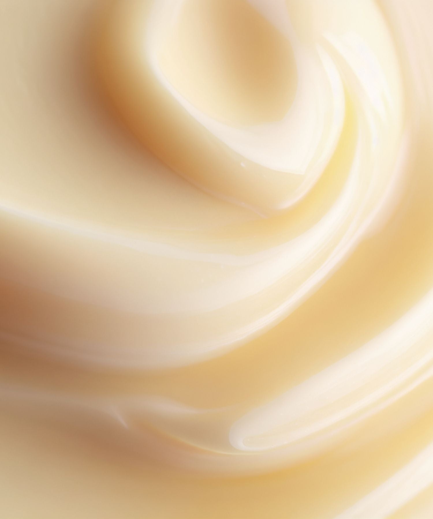 Gładka, kremowa konsystencja kremu nawilżającego Soft Cream Annabelle Minerals w jasnożółtym odcieniu o bogatej, lśniącej teksturze