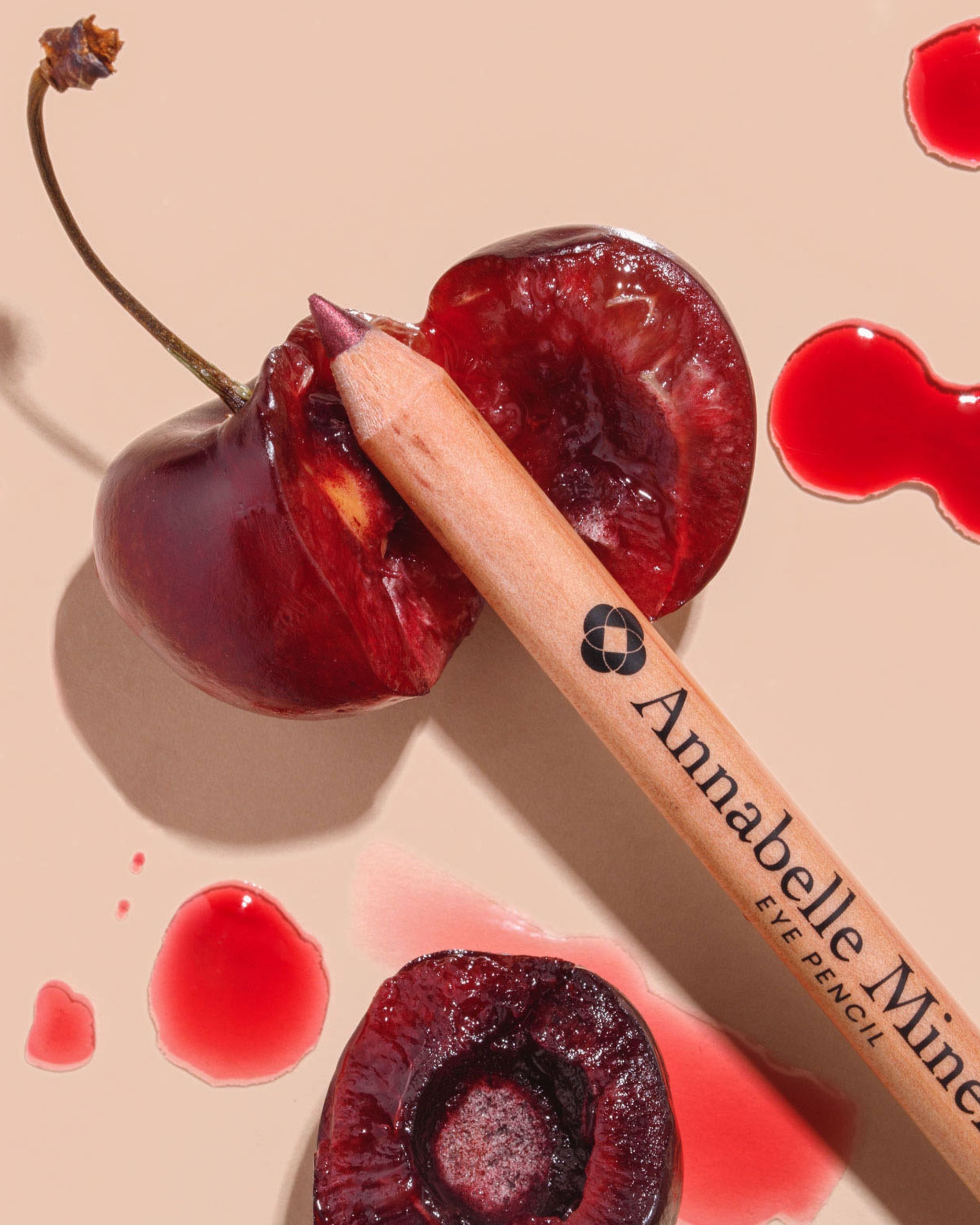 Kredka do oczu Annabelle Minerals Cherry w wiśniowym kolorze i otoczeniu owoców i soku wiśni