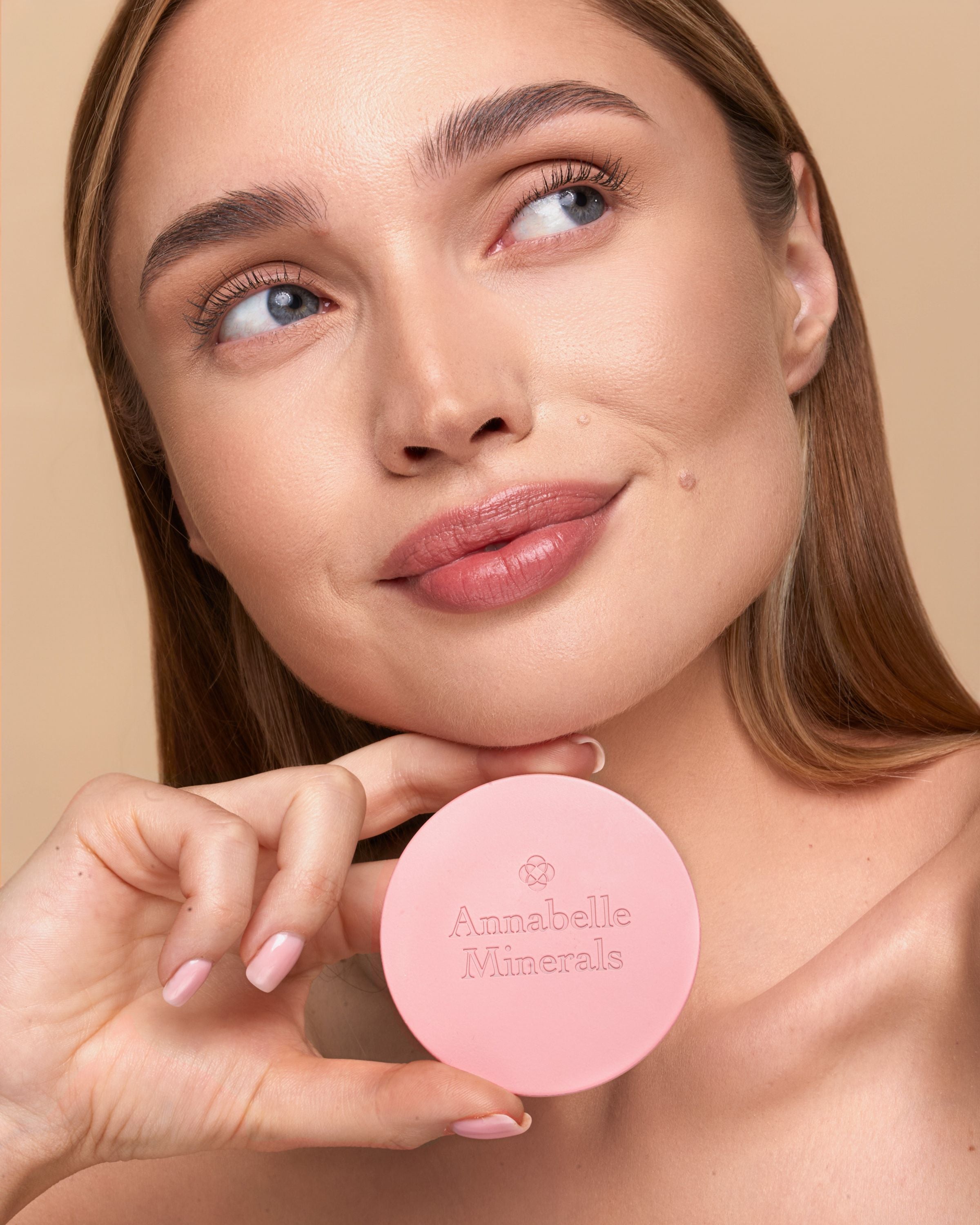 Młoda dziewczyna z długimi, prostymi blond włosami, w delikatnym makijażu bronzerem prasowanym Annabelle Minerals
